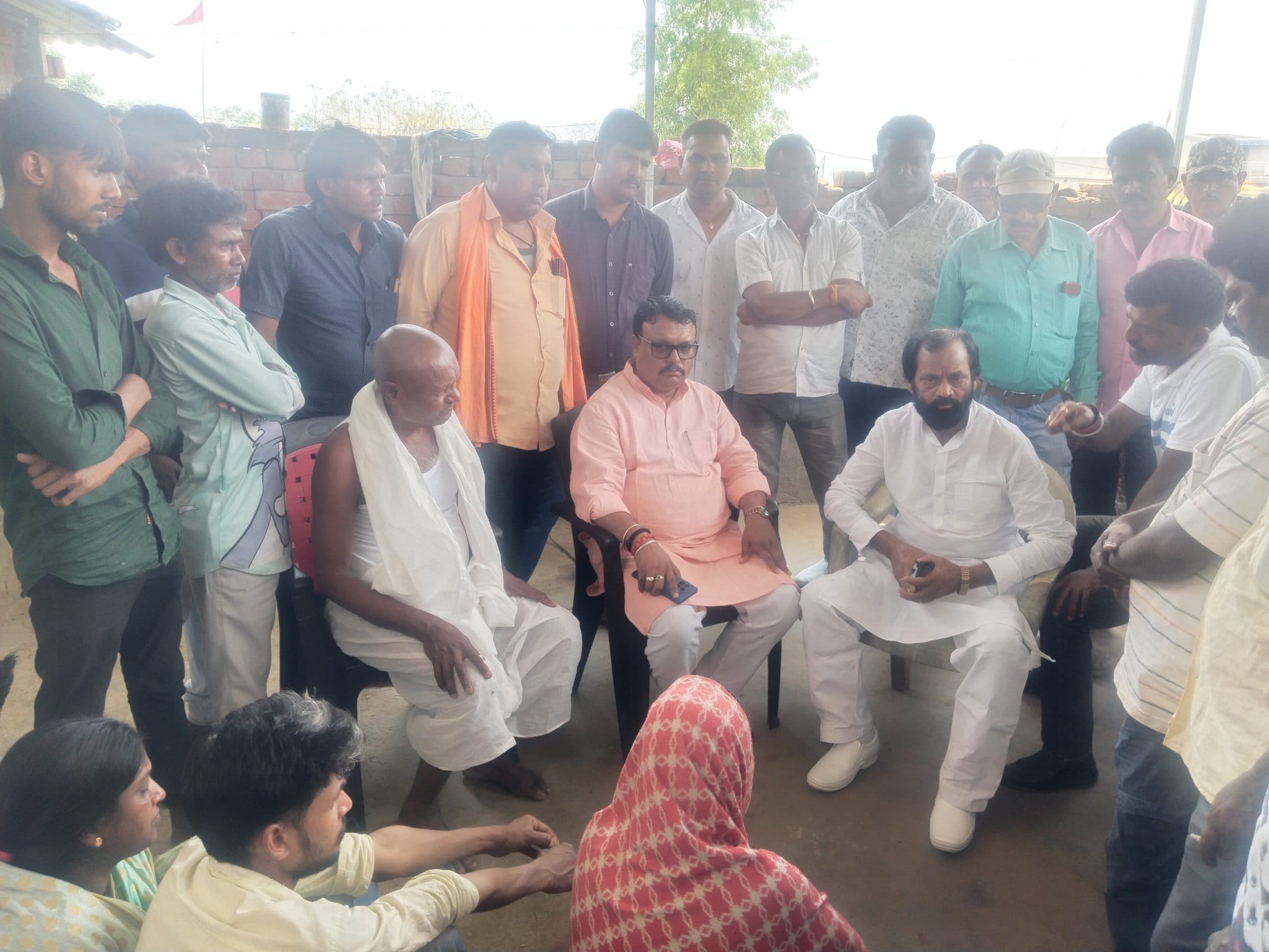 मृतक मैनेजर शंकर रविदास के परिजनों से मिले विधायक अमित यादव