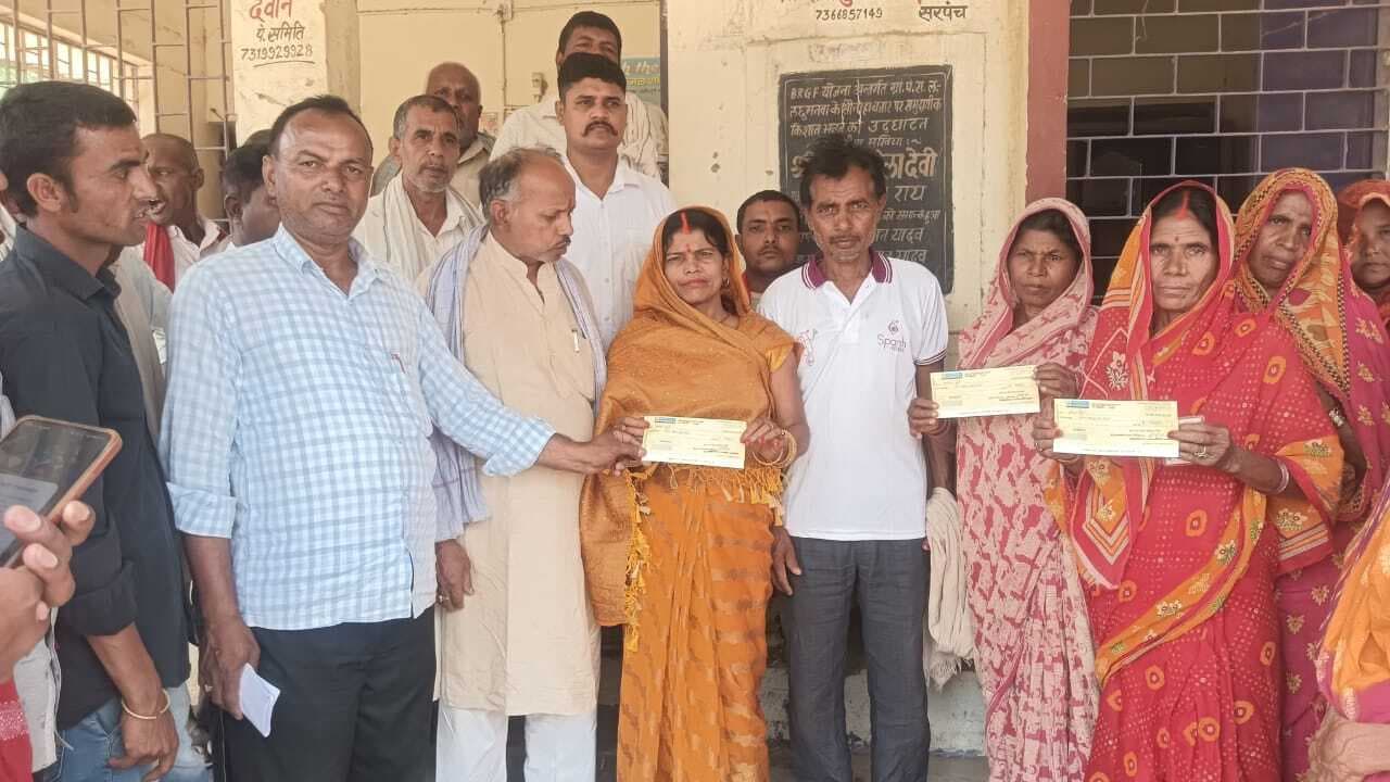 Motihari : 32 आश्रितों के बीच हुआ कबीर अंत्येष्टि राशि का वितरण