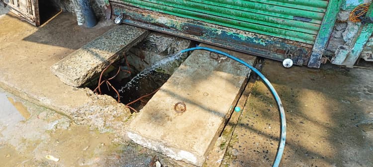 कई जगहों पर नाले में बह जा रहा गंगाजल