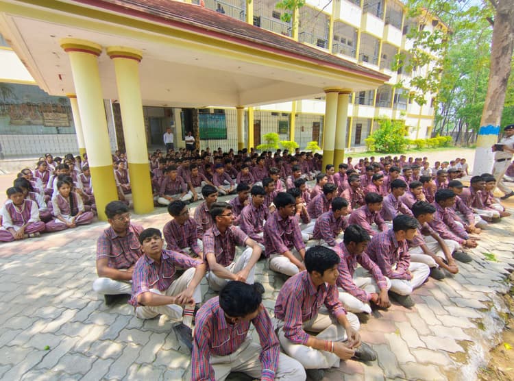 सिलेंडर में आग लगने पर विद्यार्थियों को बुझाने के तरीके बताये