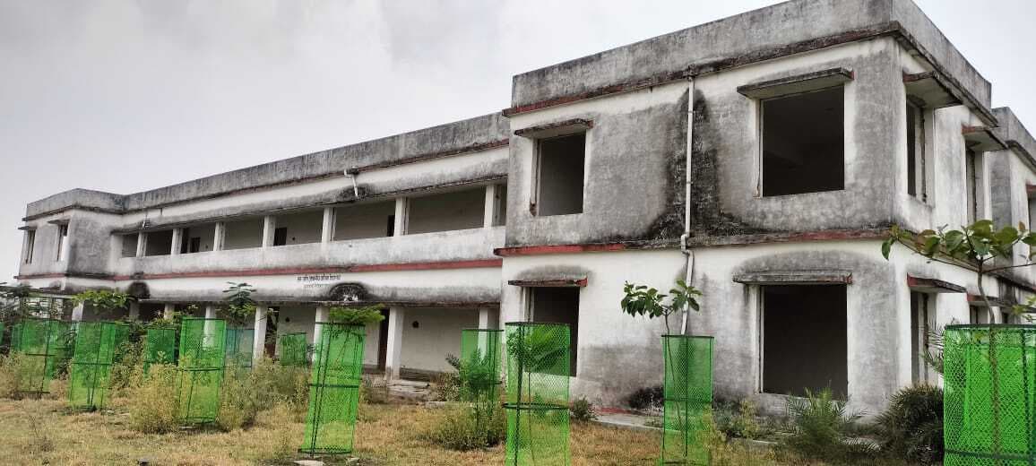 पांच करोड़ से बना स्कूल, छात्राओं के भविष्य पर लटका ताला