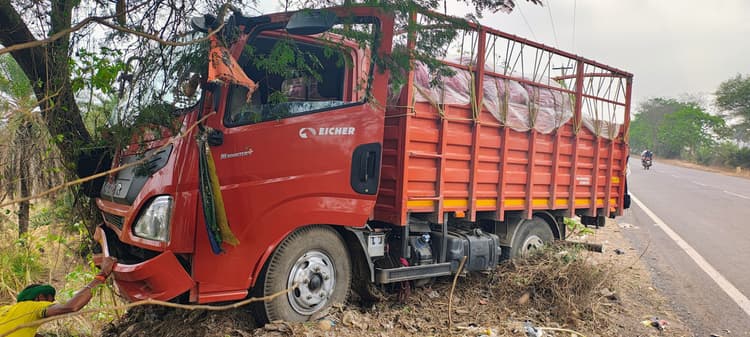 दो वाहन पेड़ से टकराए, बाल-बाल बचे दोनों के चालक