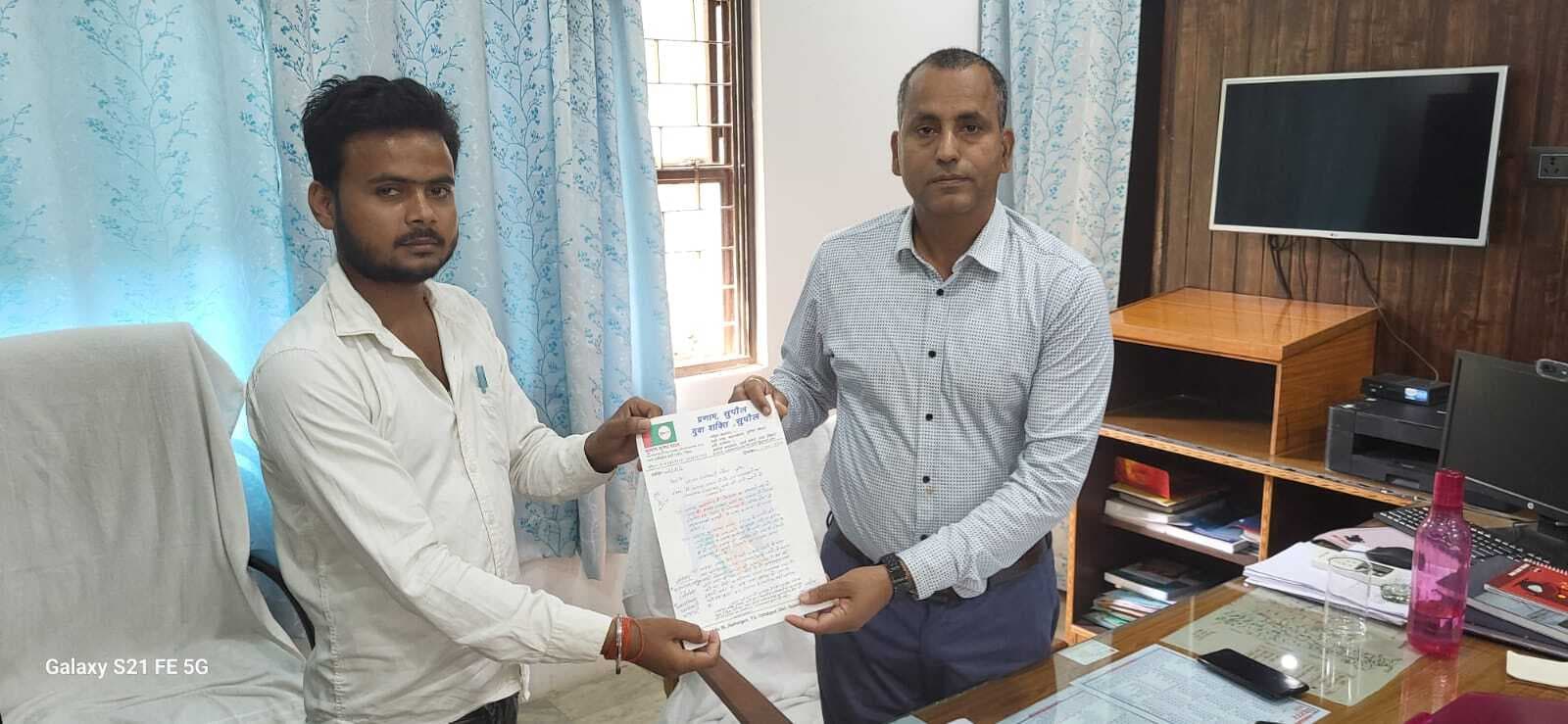 अगलगी की बढ़ रही घटनाएं, दमकल उपलब्ध कराने की मांग को लेकर एसडीएम को सौंपा मांग पत्र