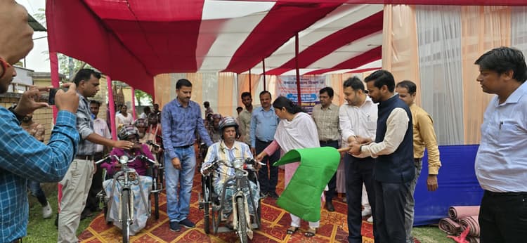 24 दिव्यांगजनों के बीच बैट्रीचलित ट्राइसाइकिल का वितरण