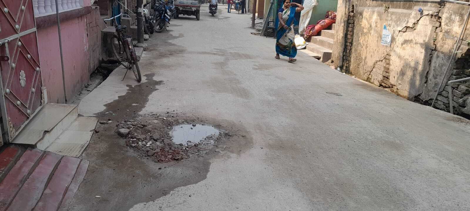 निगम की योजनाओं में गुणवत्ता हो रही तार-तार, एक माह में ही ध्वस्त हो रही 19.72 लाख से बनी सड़क