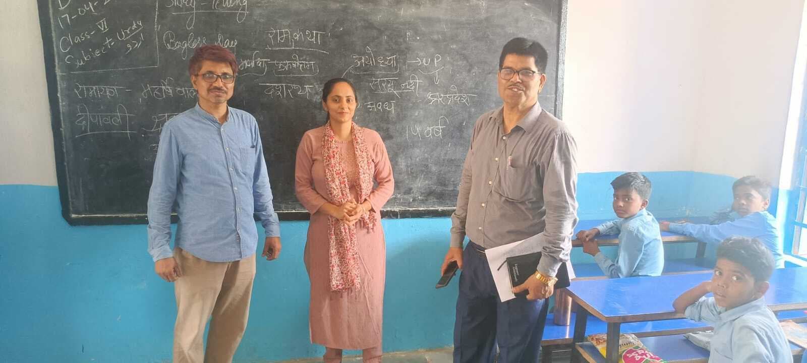 Motihari: बीइओ ने बच्चों को पढ़ाया नैतिक शिक्षा का पाठ