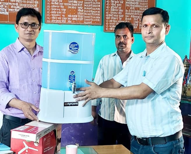 सहयोग ने सरकारी विद्यालय में दिया वॉटर प्यूरीफायर व पंखा