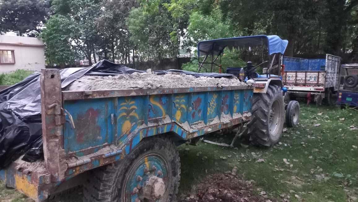 अवैध खनन मामले में ट्रैक्टर, टेलर मिट्टी लदा किया जब्त