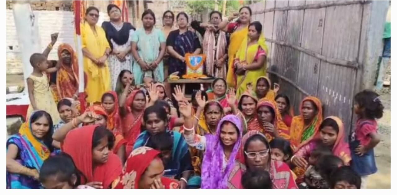 भाजपा महिला मोर्चा ने दलित बस्ती में महिलाओं को किया जागरूक