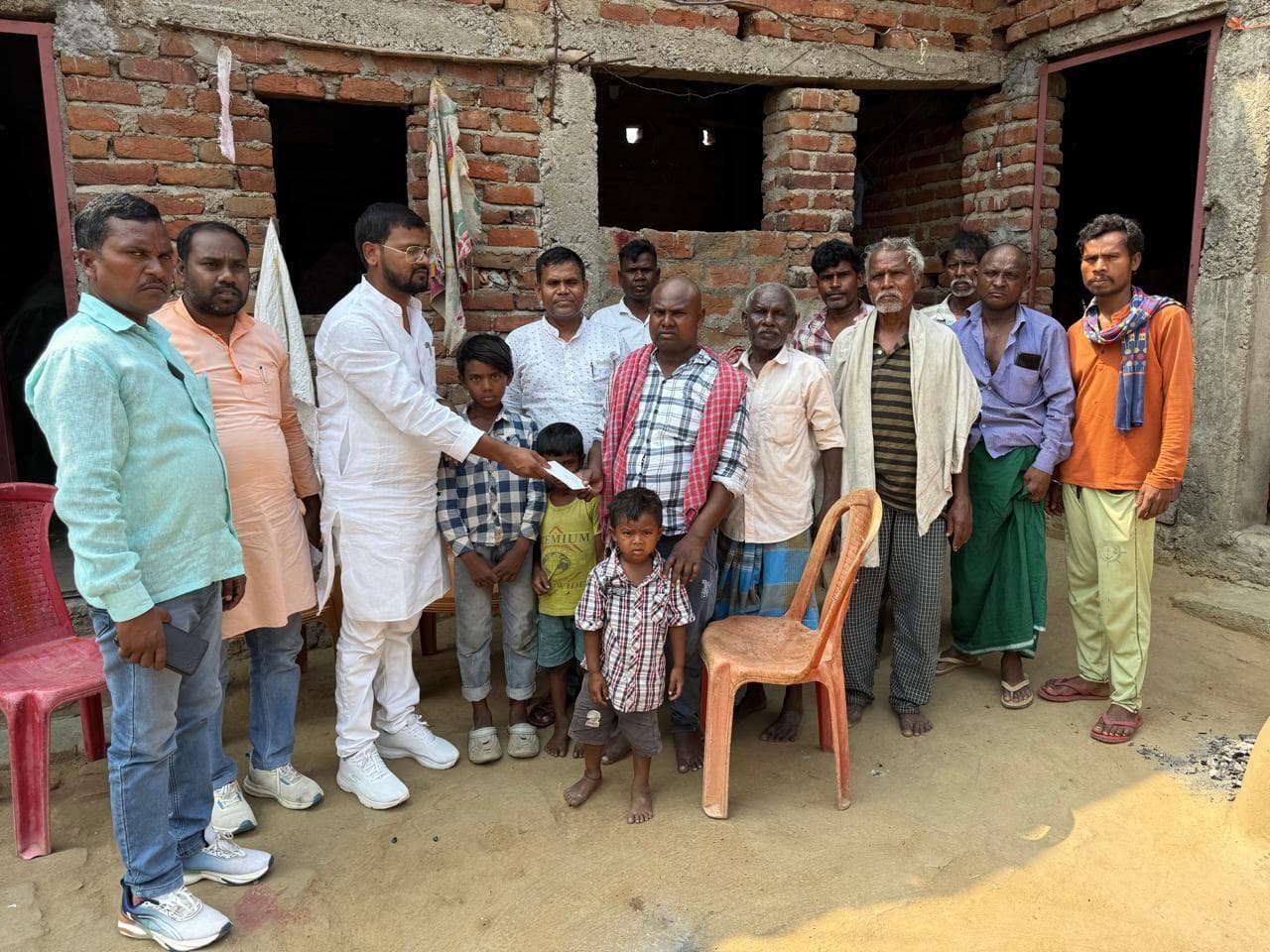 वज्रपात से महिला की मौत के बाद परिवार से मिले हम के नेता