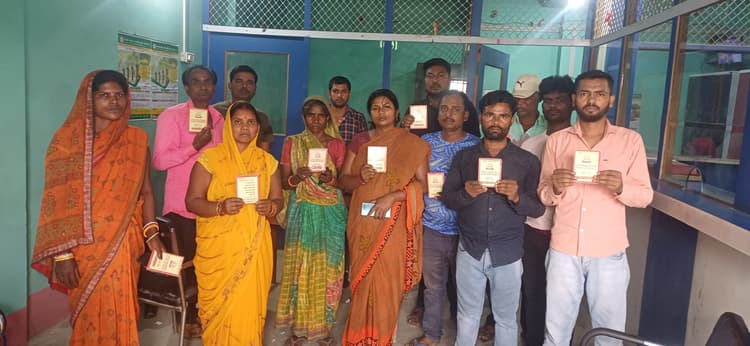 जमा राशि की निकासी में रोक पर कोऑपरेटिव बैंक में खाताधारकों ने किया हंगामा