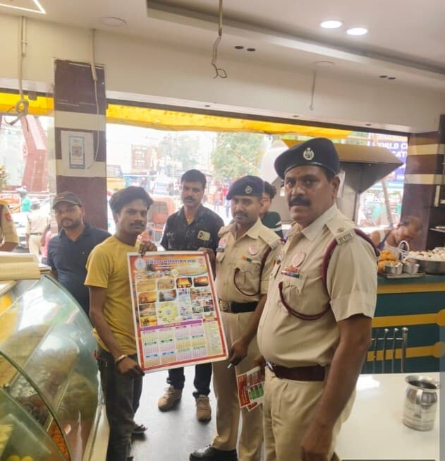 अग्निशमनकर्मी ने होटल व रेस्टोरेंट में किया मॉक ड्रिल