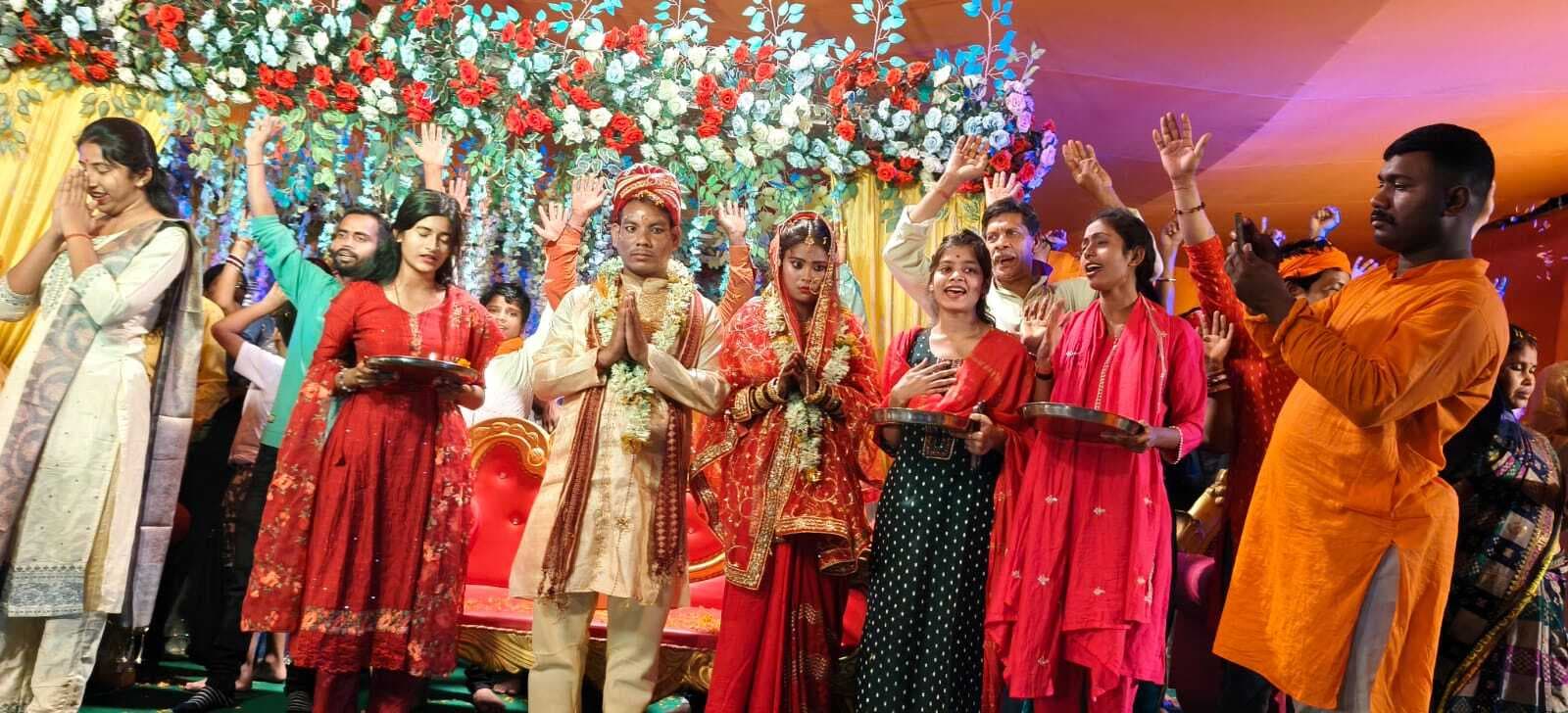 बजरंग दल के सहयोग से कराया सामूहिक विवाह