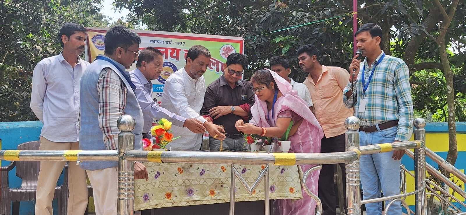 छात्रों को नियमित रूप से पोशाक में भेजें स्कूल