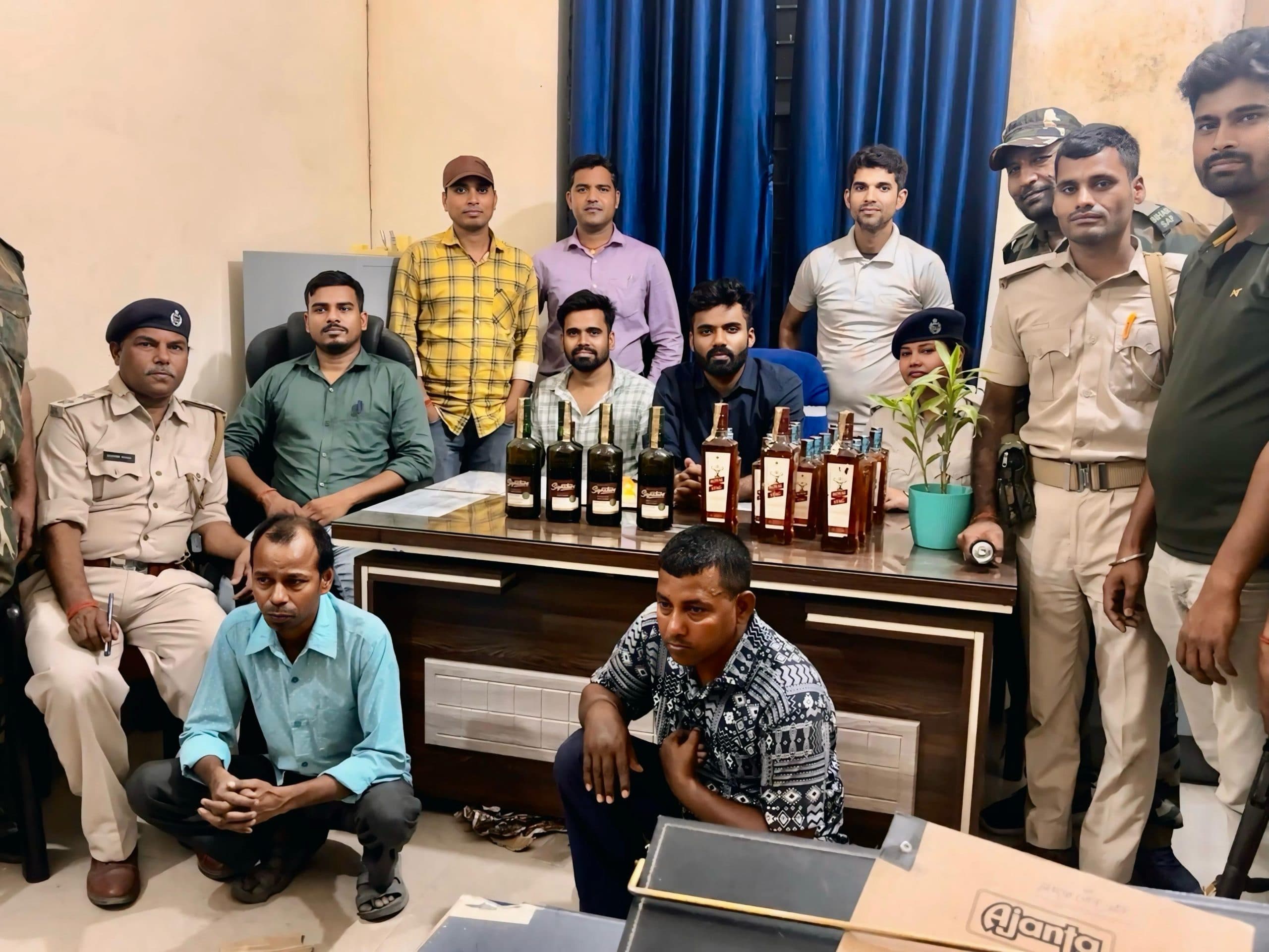 घर के तहखाना से उत्पाद पुलिस ने किया शराब बरामद, दो तस्कर गिरफ्तार