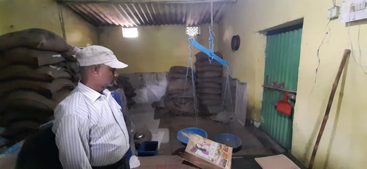 Dhanbad News : वेंटिलेशन तोड़ तक चोरों ने पीडीएस दुकान में की चोरी