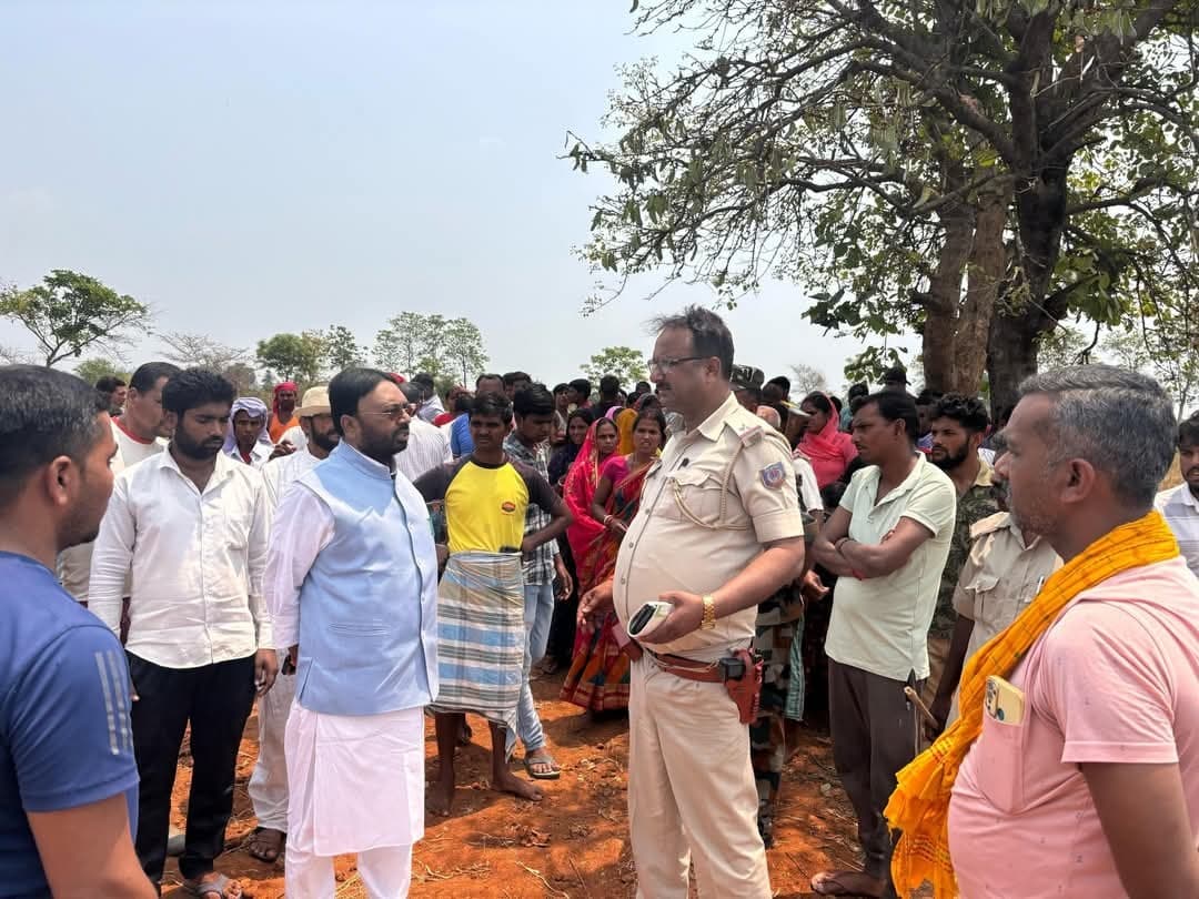 deoghar news : पेड़ पर फंदे से लटका मिला युवक का शव, परिजन ने लगाया हत्या का आरोप