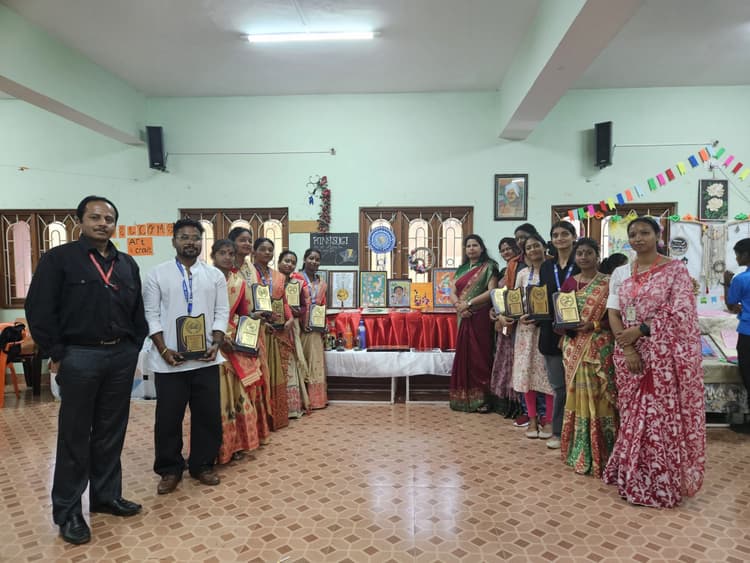 विद्यार्थियों ने कला और शिल्प कृतियों की लगायी प्रदर्शनी