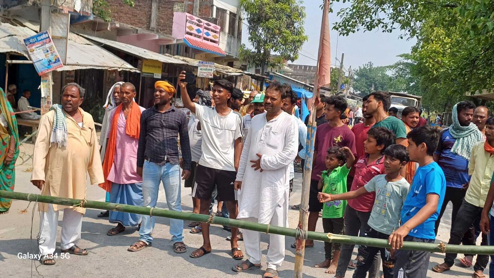 महरादेउर में सरकारी संपत्ति को नुकसान पहुंचाने पर लोगों ने घंटों जाम की सड़क