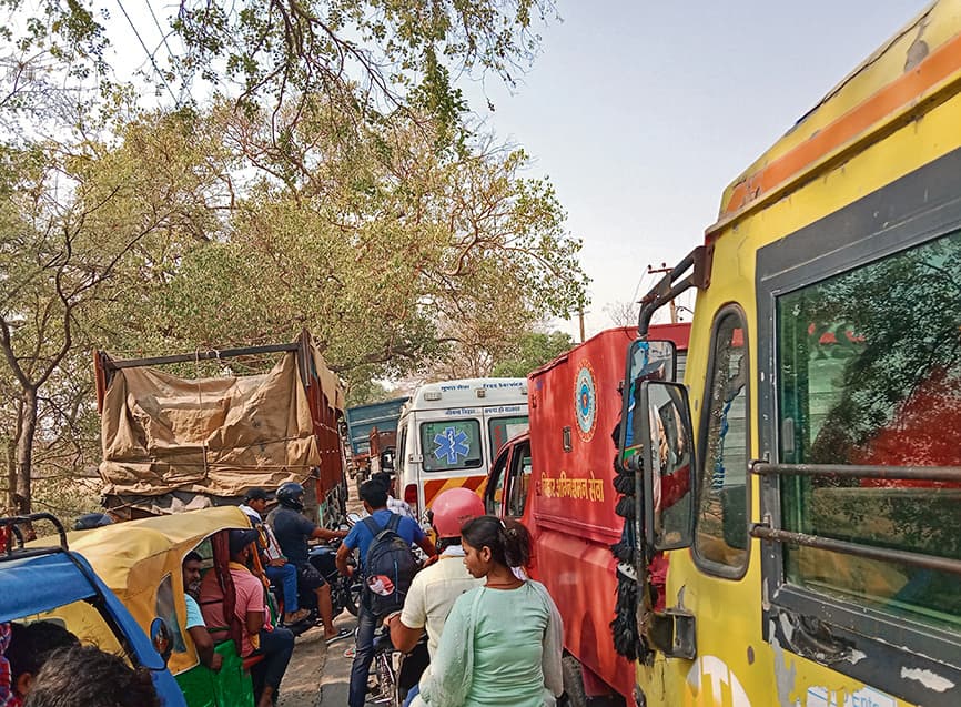 Kaimur News : मोहनिया- रामगढ़ पथ पर लग रहा भीषण जाम