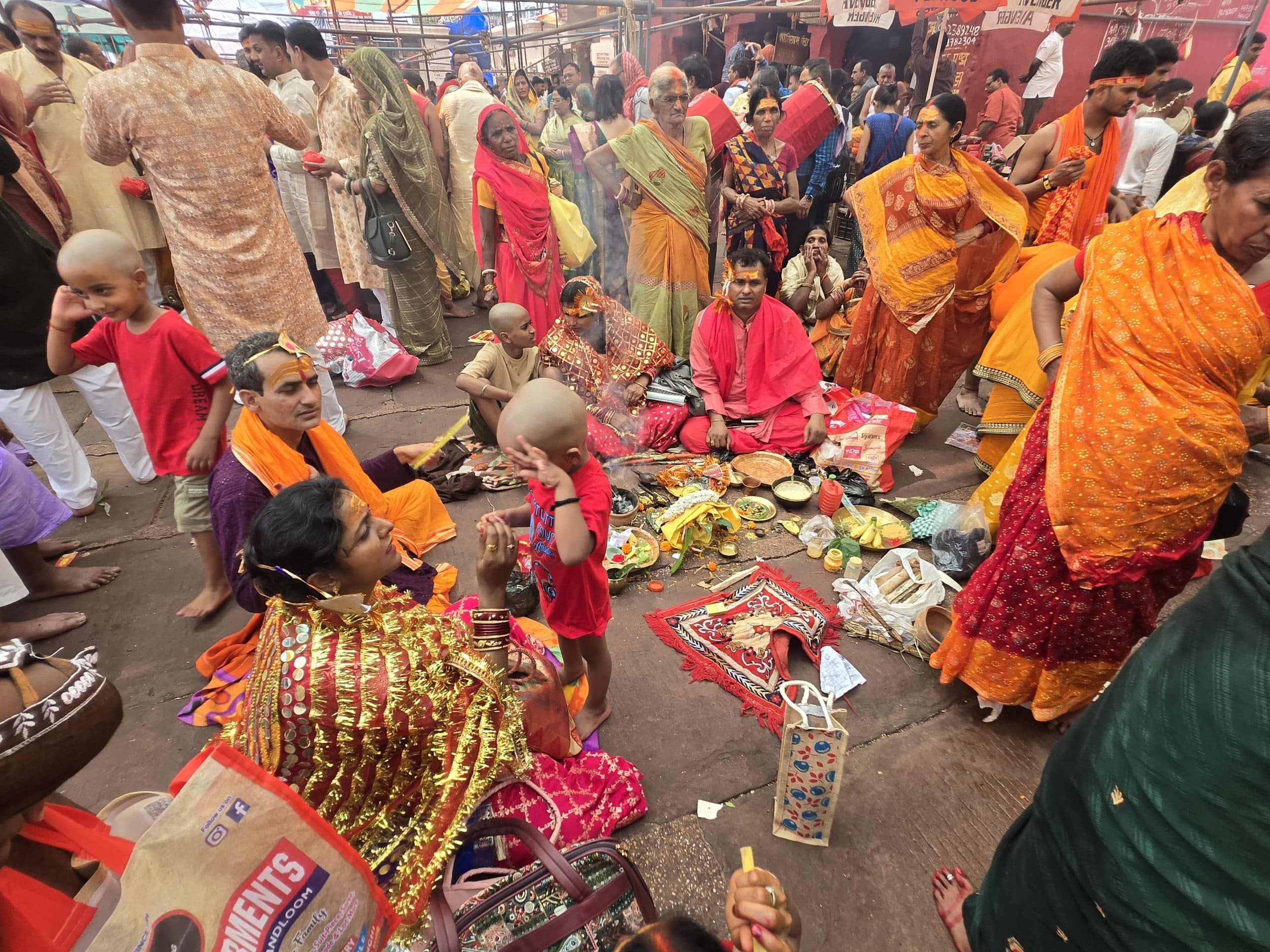 deoghar news : बाबा मंदिर में मुंडन करने को लगी रही भीड़