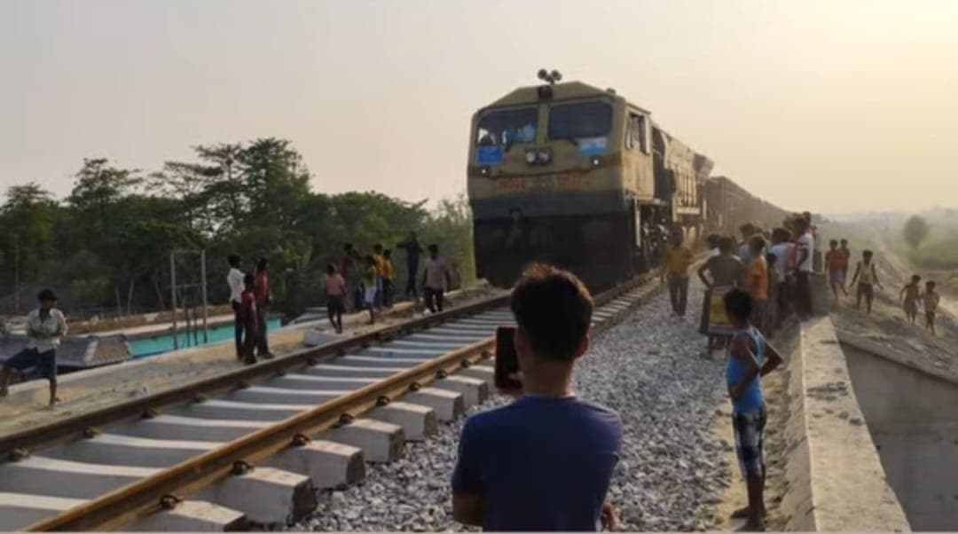 ट्रायल में बरदाहा पहुंची मालगाड़ी, देखने उमड़ी भीड़