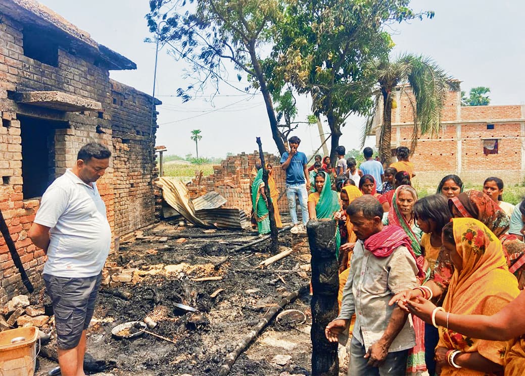 Hajipur News : चूल्हे की चिंगारी से लगी आग, सात घर जलकर राख