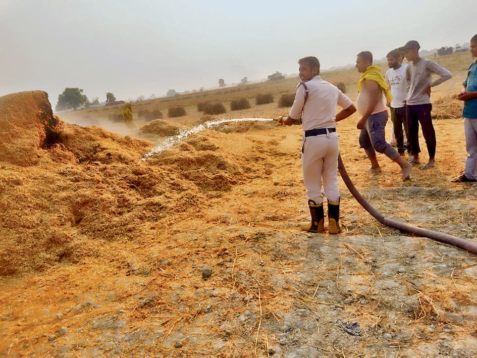 Hajipur News : थ्रेसर से निकली चिंगारी से भूसे में लगी आग