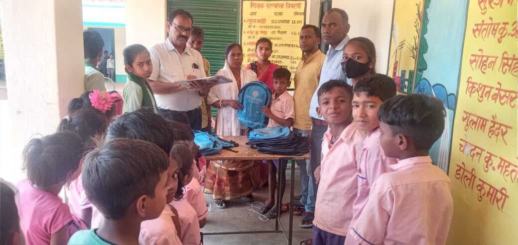 मुखिया ने स्कूली बच्चों के बीच किया बैग का वितरण