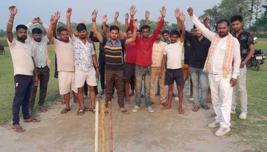 रनिंग ट्रैक निर्माण के खिलाफ युवाओं का प्रदर्शन