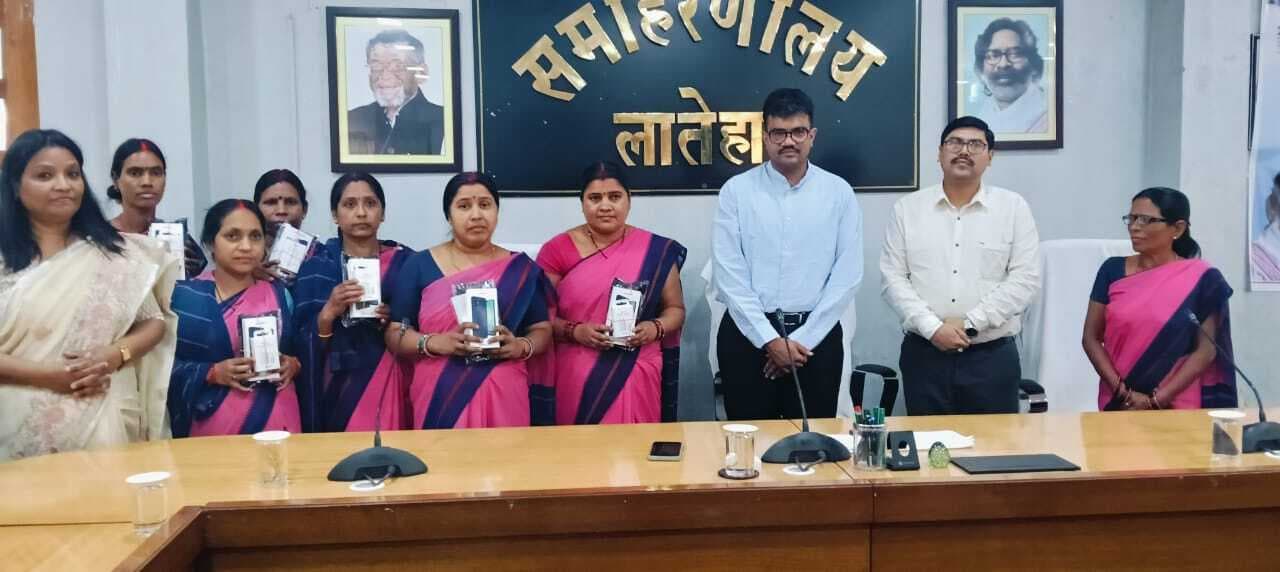 आंगनबाड़ी सेविकाओं के बीच स्मार्टफोन का वितरण