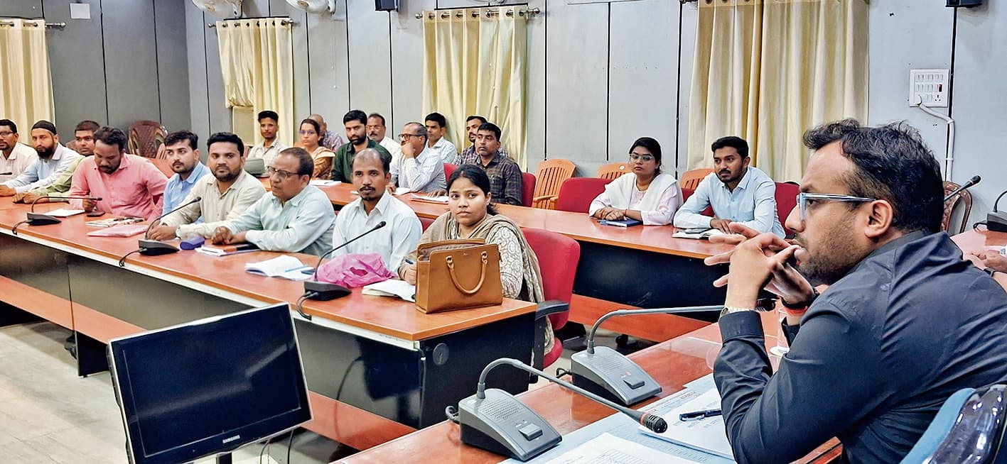 siwan news. माह के अंत तक सभी आंगनबाड़ी केंद्रों पर हो पेयजल, बिजली व शौचालय की व्यवस्था : डीएम