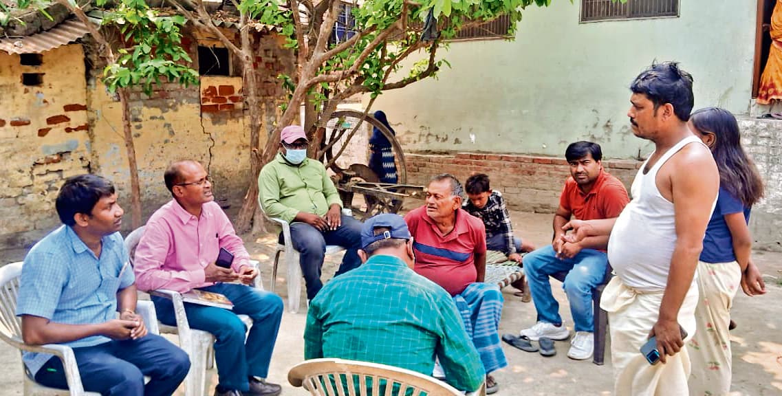 Gopalganj News : हजियापुर महादलित बस्ती में युवक की मौत के बाद पहुंची मेडिकल टीम, बच्चों का लिया ब्लड सैंपल