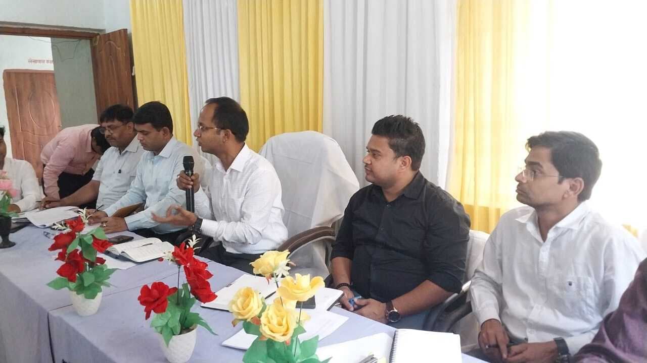 पेयजल की आपूर्ति सभी स्थानों पर सुनिश्चित करें : डीएम