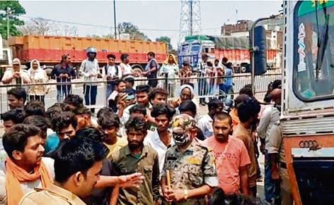Gopalganj News : अरार में बेकाबू ट्रक ने दो बाइक सवारों को रौंदा, हालत गंभीर, एनएच-27 जाम