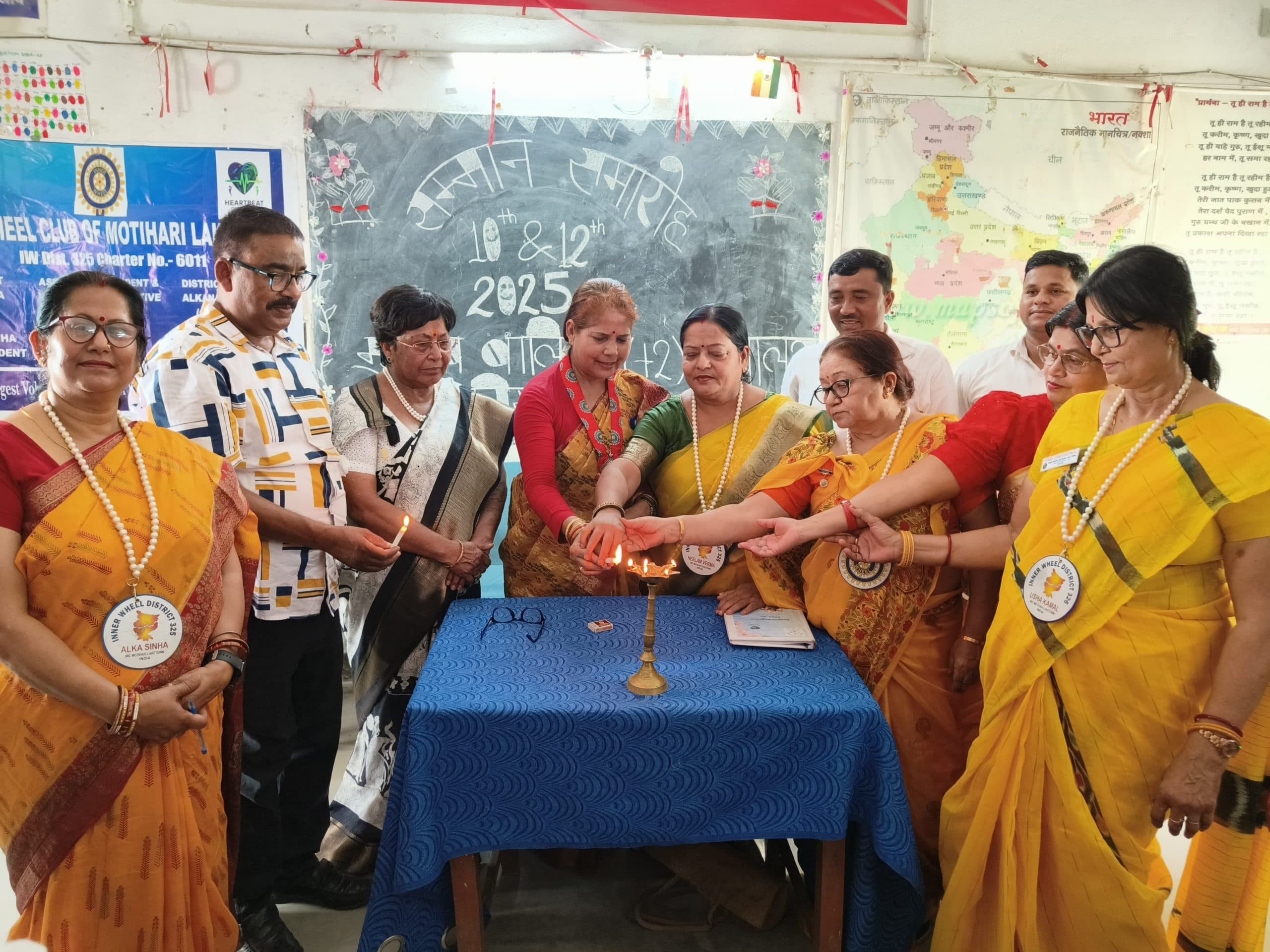 Motihari: मैट्रिक व इंटरमीडिएट की टॉप टेन छात्राएं सम्मानित