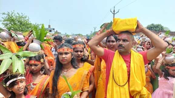 महारुद्र यज्ञ व भागवत कथा को लेकर निकली कलश शोभा यात्रा