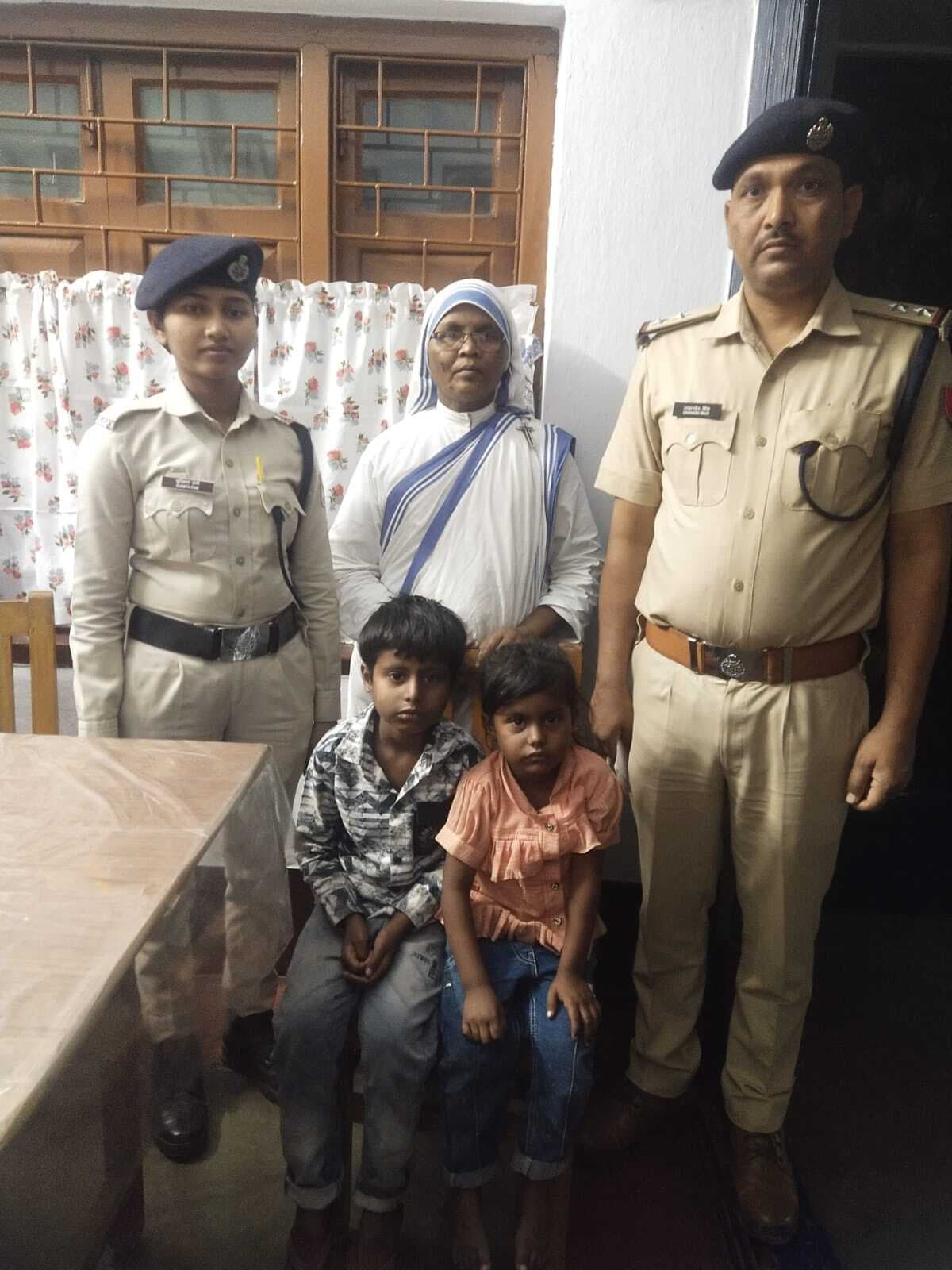 Giridih News :दो बच्चों को ट्रेन में छोड़ भाग गये माता-पिता