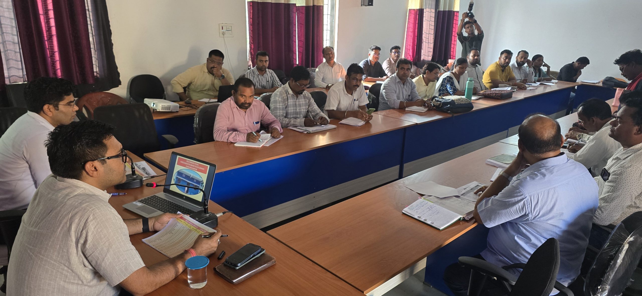 West Singbhum News : अबुआ आवास निर्माण में कोताही बरतने वालों पर होगी विभागीय कार्रवाई : उपायुक्त