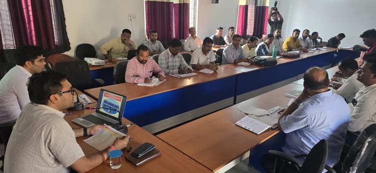 West Singbhum News : अबुआ आवास निर्माण में कोताही बरतने वालों पर होगी विभागीय कार्रवाई : उपायुक्त