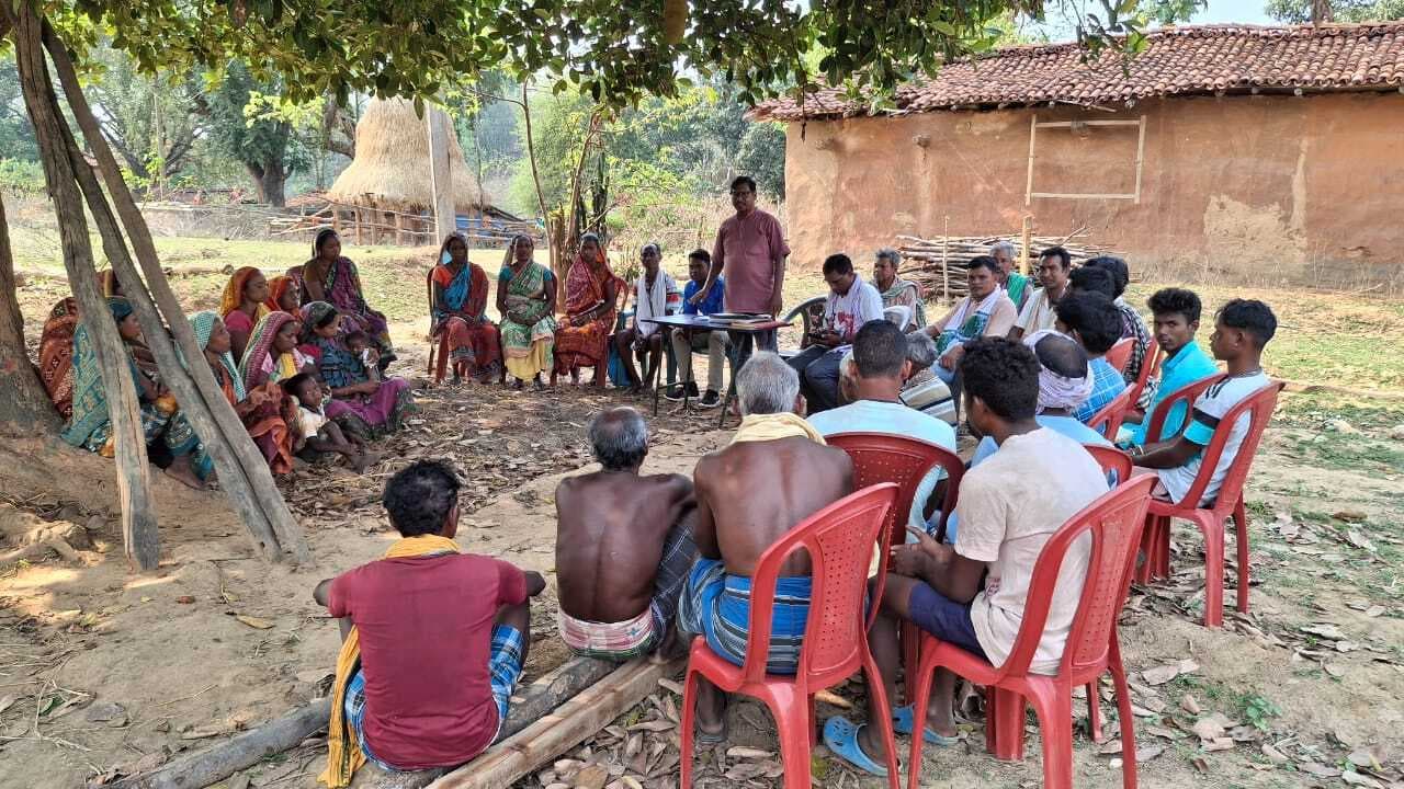 West Singbhum News : मेरालिकीर गांव में नेटवर्क नहीं, राशन के लिए जाते हैं 10 किमी दूर