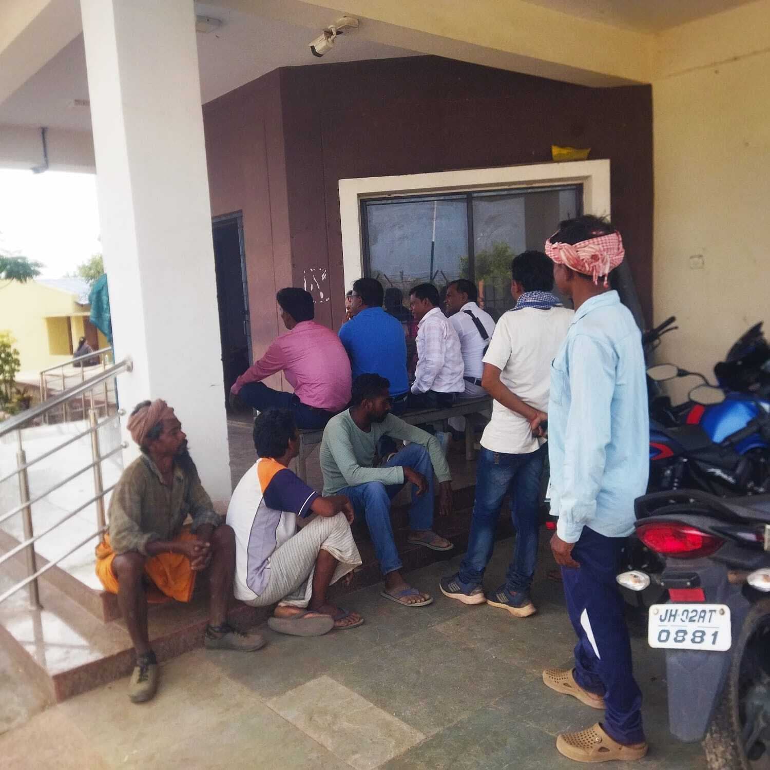 Chaibasa News : मुखिया पर एएनएम ने दुर्व्यवहार का आरोप लगाया, पीएचसी में जड़ा ताला