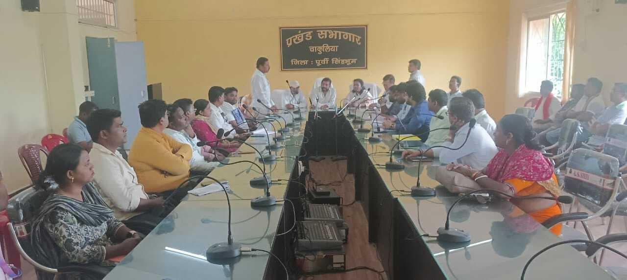 East Singhbhum News : खाताधारकों को परेशान कर रहे बैंक कर्मी, व्यवहार ठीक नहीं : पंचायत प्रतिनिधि