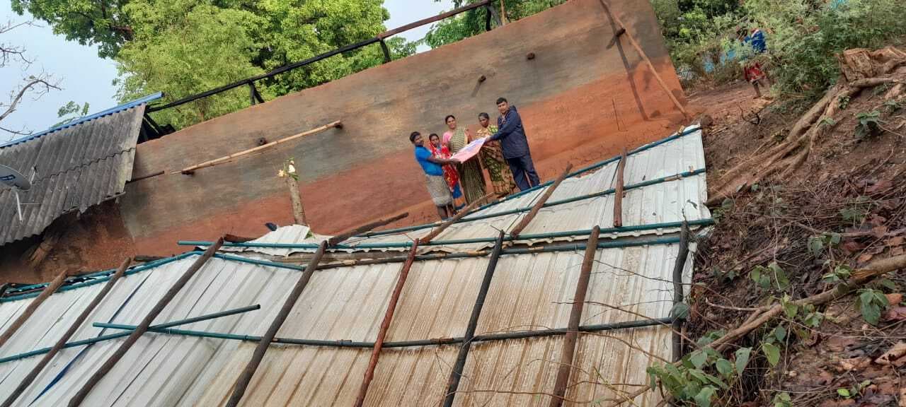 East Singhbhum News : आंधी-बारिश से गुड़ाबांदा व मुसाबनी में कई घरों को नुकसान, बिजली गुल