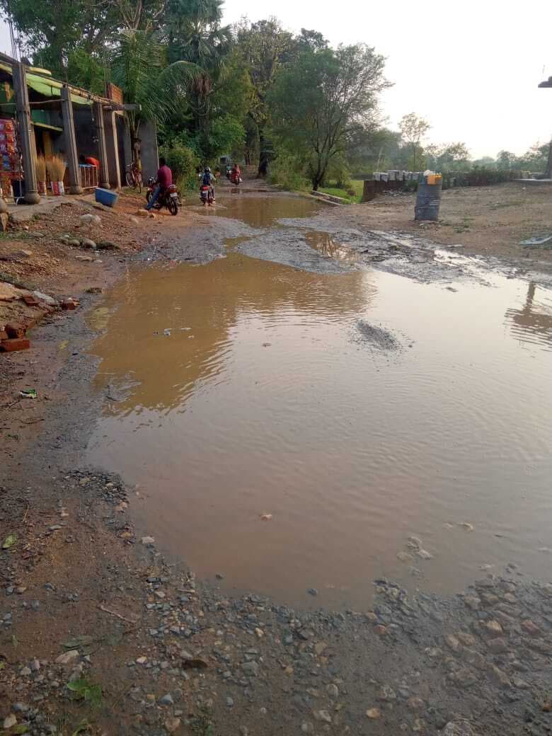 East Singhbhum News : मुसाबनी बागजाता माइंस की सड़क बदहाल, मरीजों को दिक्कत