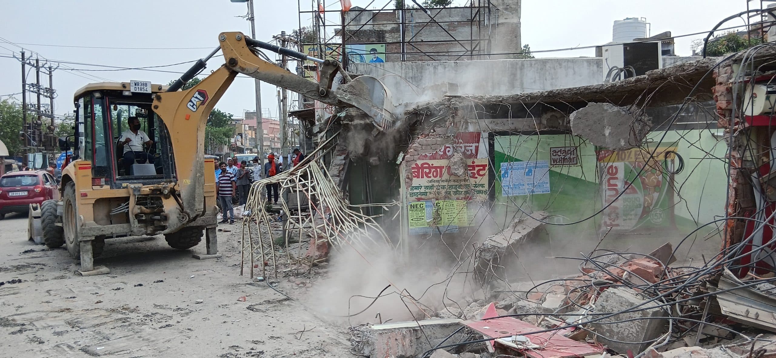 Bhagalpur news एनएच-80 चौड़ीकरण को लेकर अतिक्रमण हटाओ अभियान चलाया