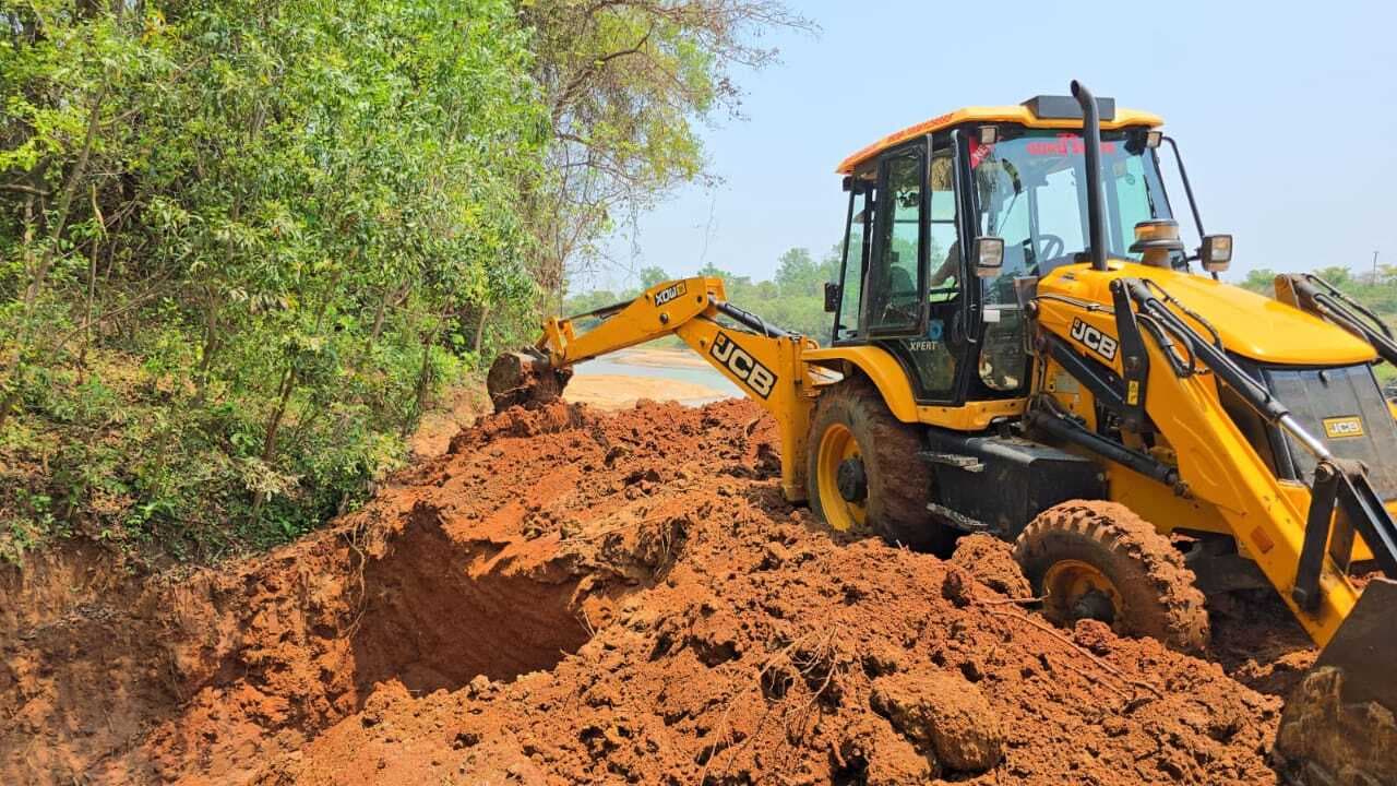 Chaibasa News : गड्ढे खोदकर प्रशासन ने कसी बालू माफियाओं पर लगाम