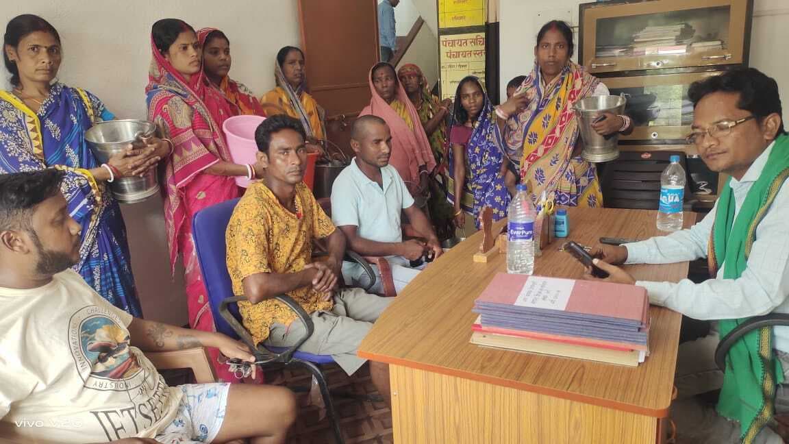 East Singhbhum News : हेंदलजुड़ी में छह महीने से जलमीनार खराब, ग्रामीणों का बर्तन लेकर हल्ला बोल