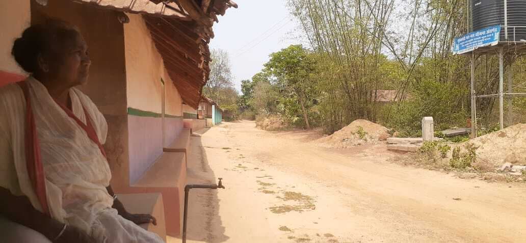 East Singhbhum News : वाहन गुजरते ही धूल से भर जाती है सड़क, बीमार पर रहे ग्रामीण