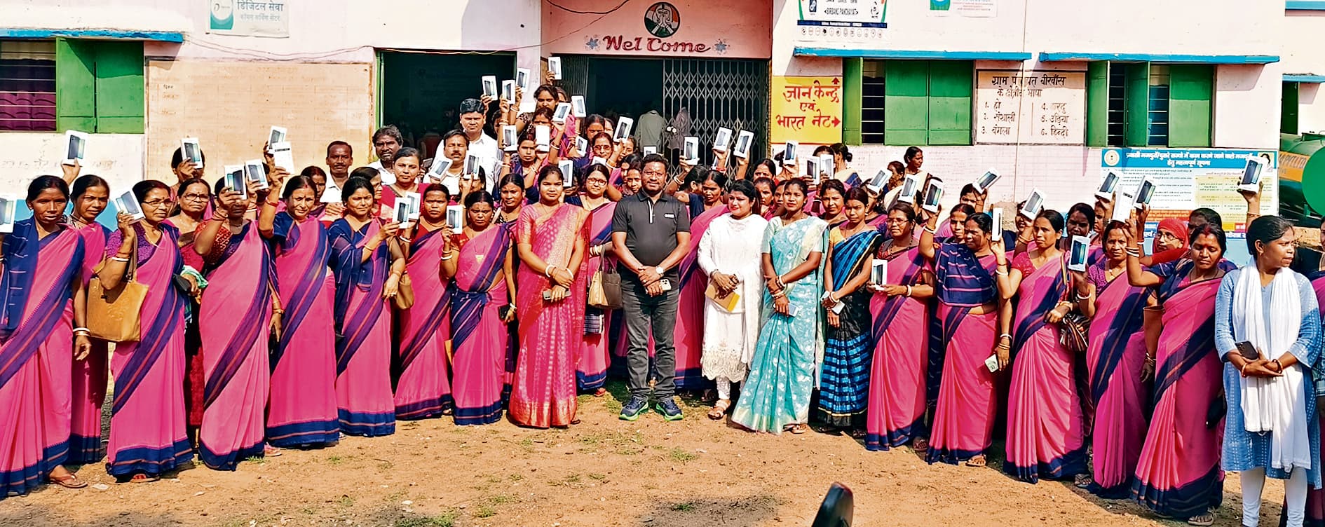 seraikela kharsawan news: आंगनबाड़ी की 50 सेविकाओं को मिला स्मार्टफोन, खिले चेहरे